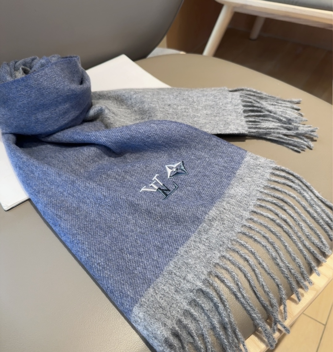 LV scarf