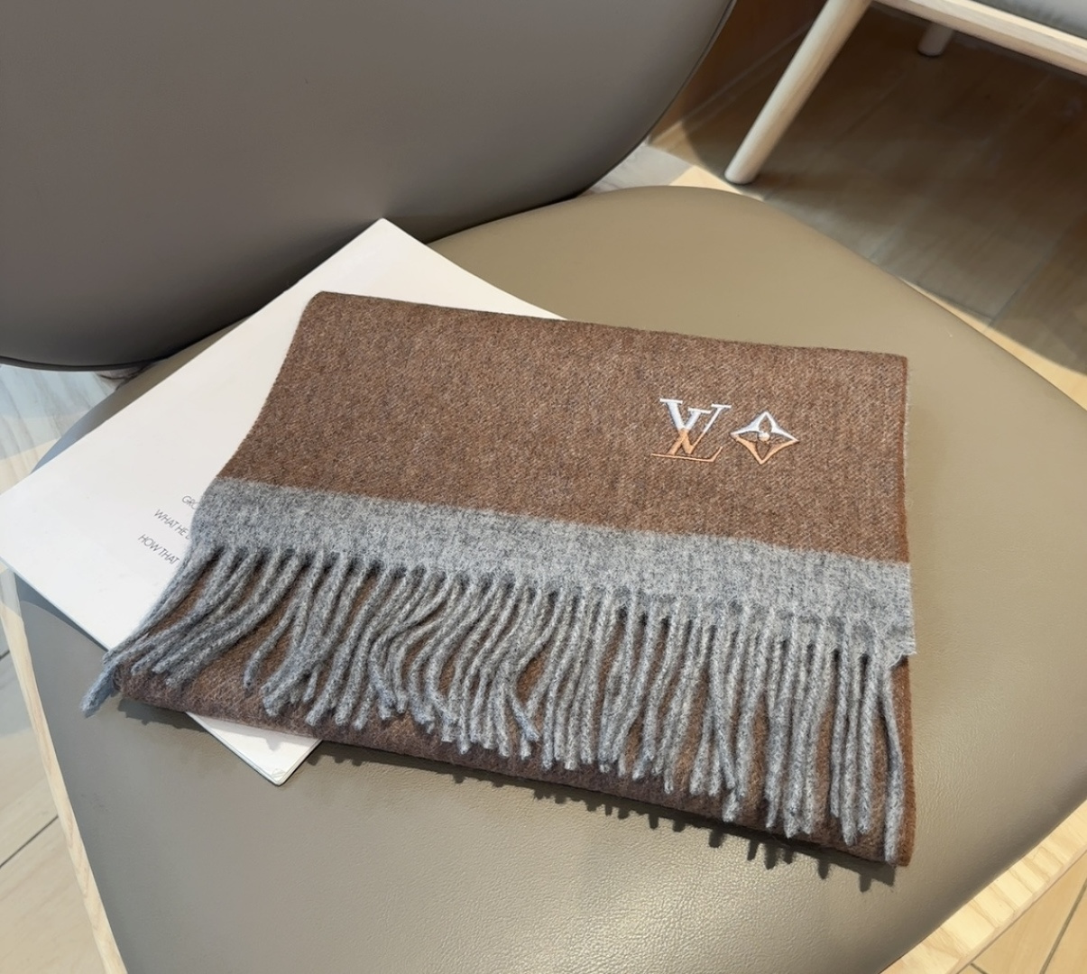 LV scarf
