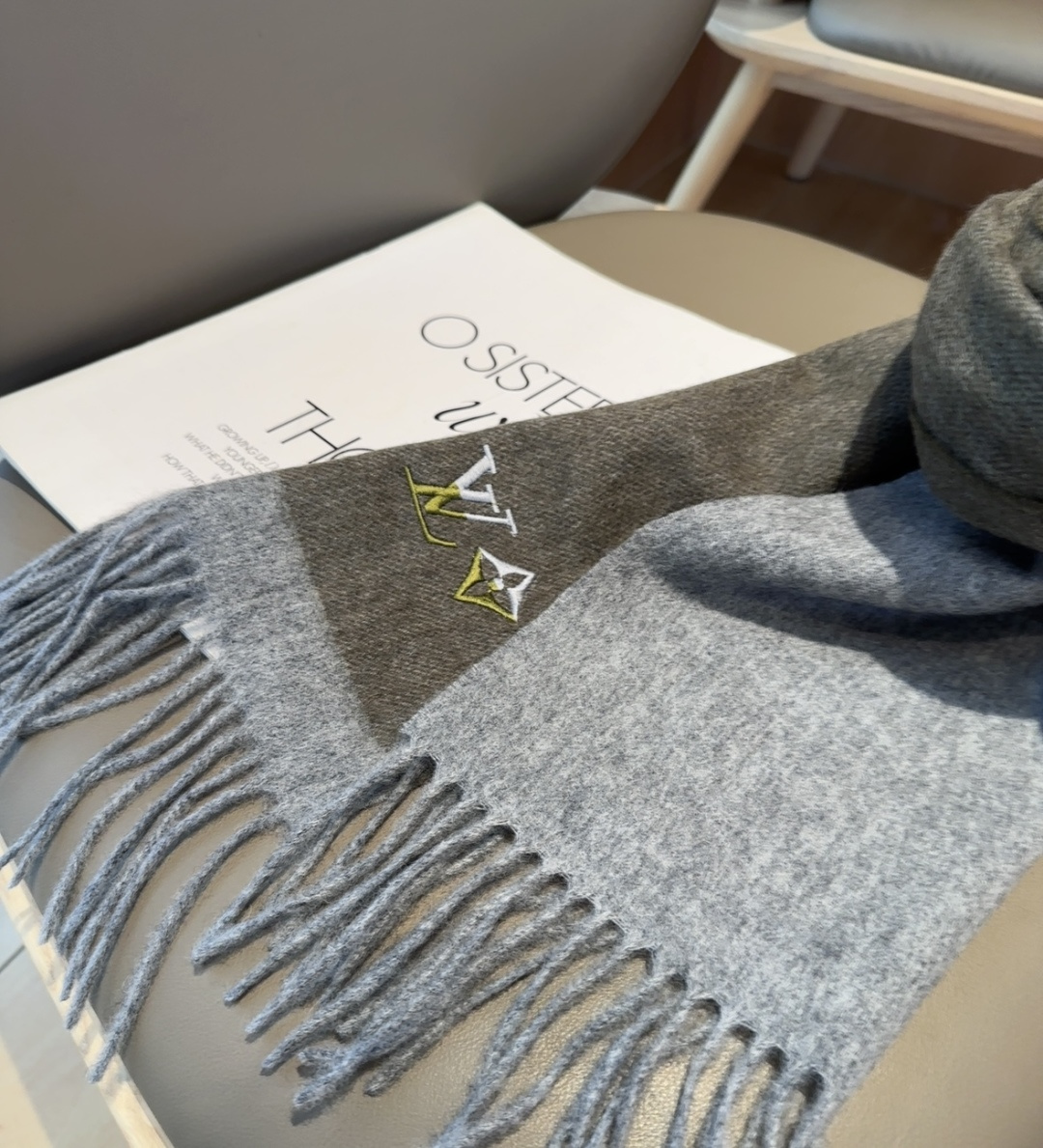 LV scarf