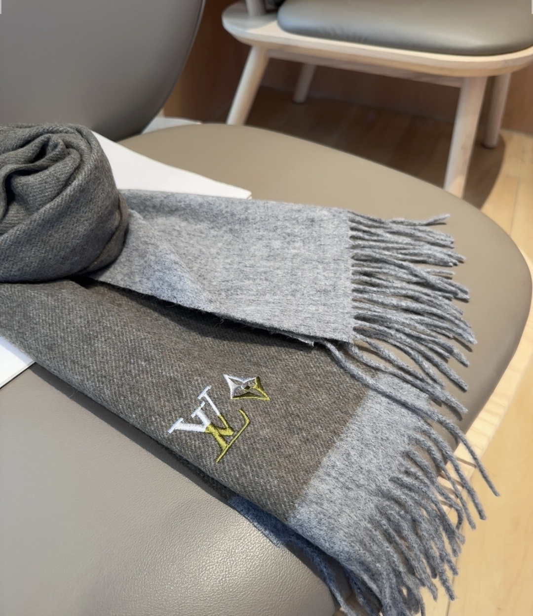 LV scarf