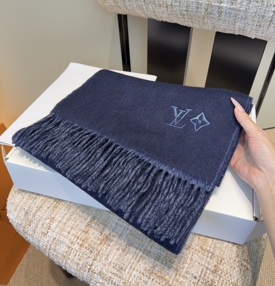 LV scarf