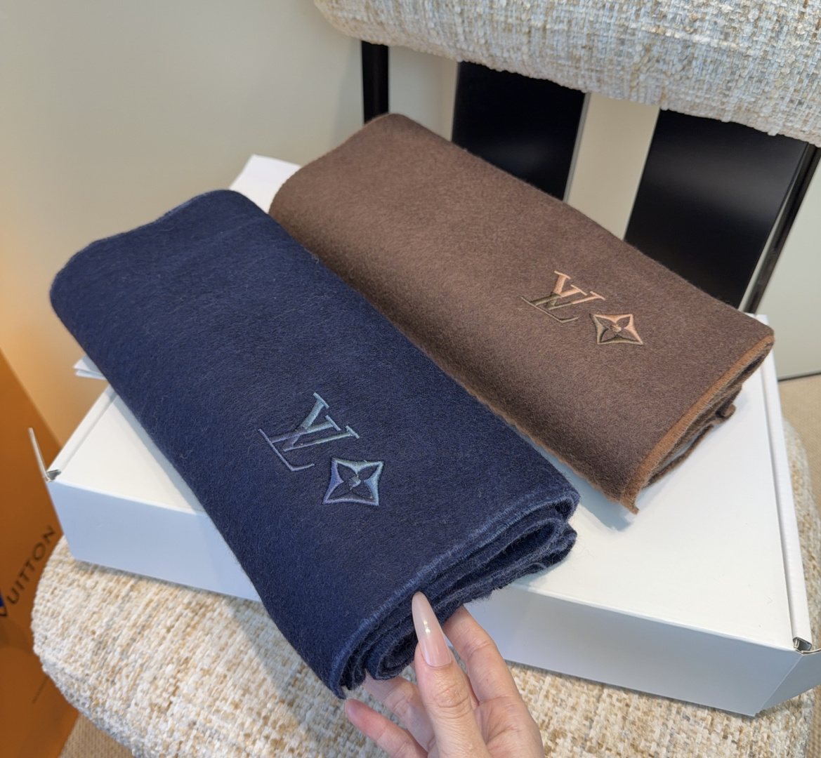 LV scarf