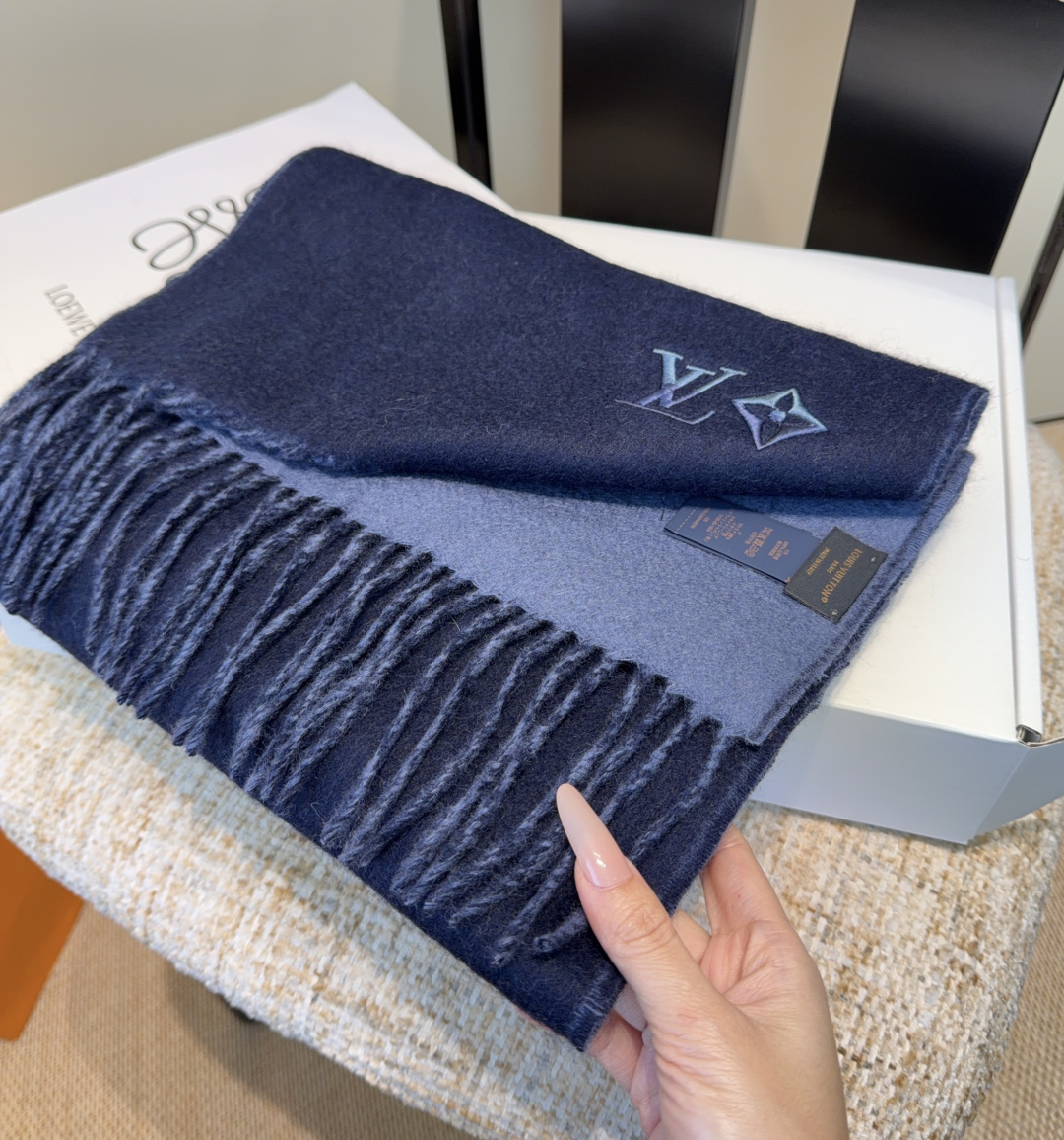 LV scarf