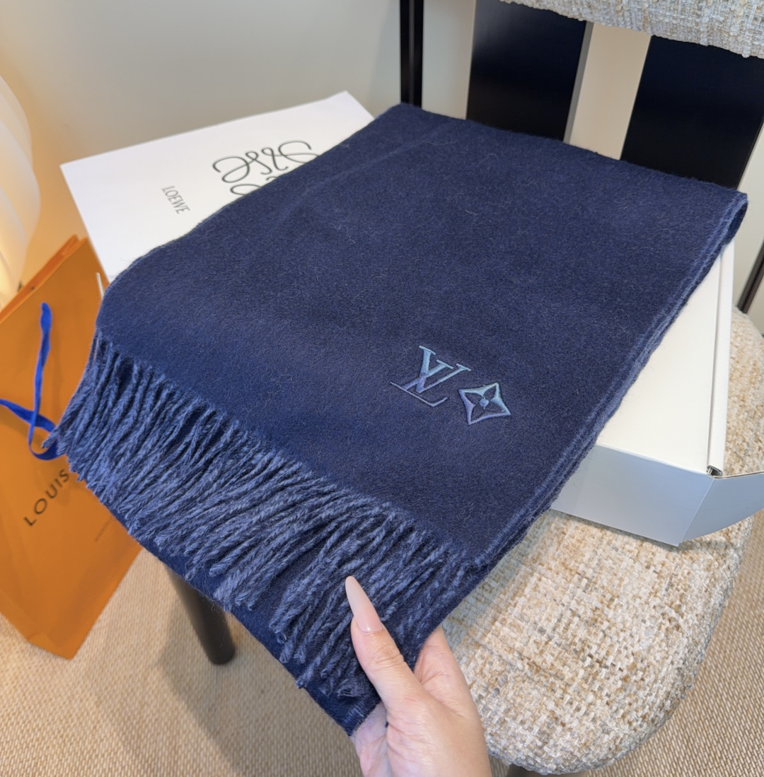 LV scarf