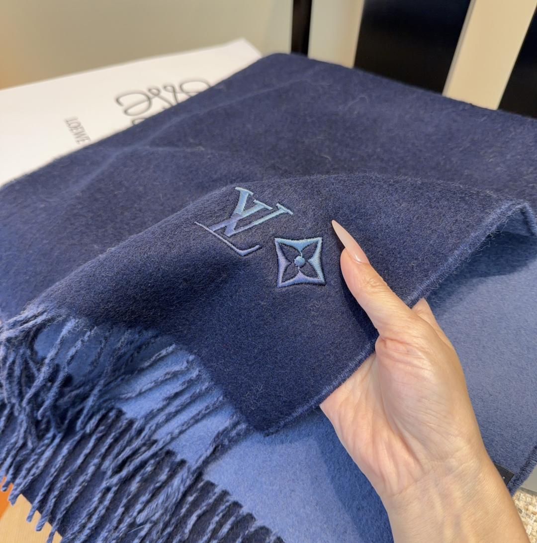 LV scarf