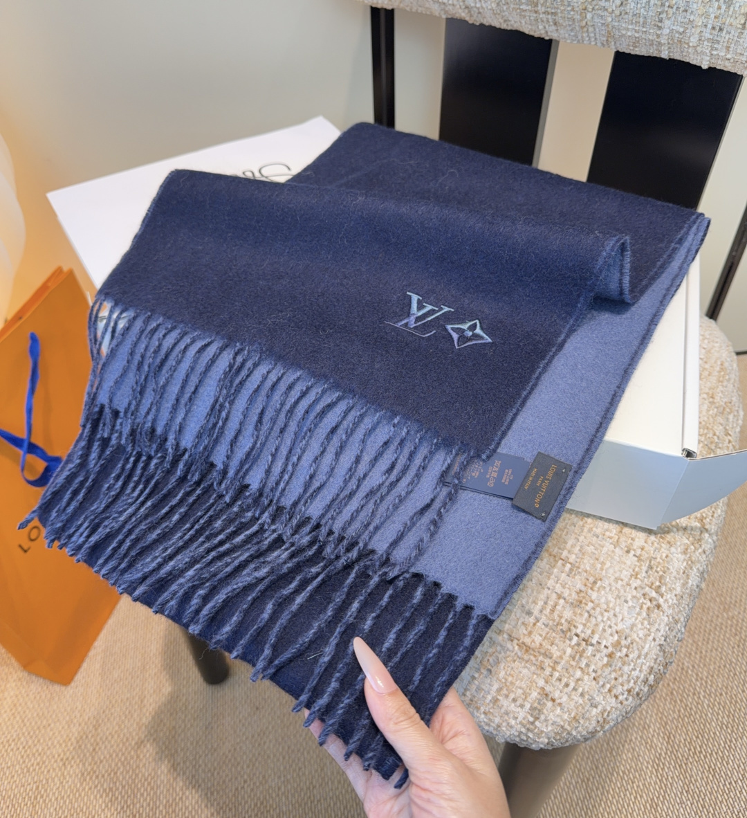 LV scarf