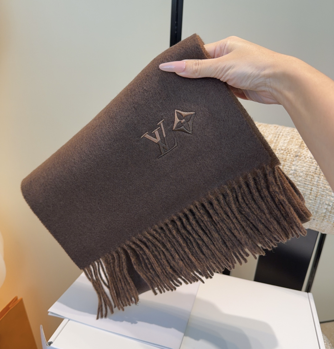 LV scarf