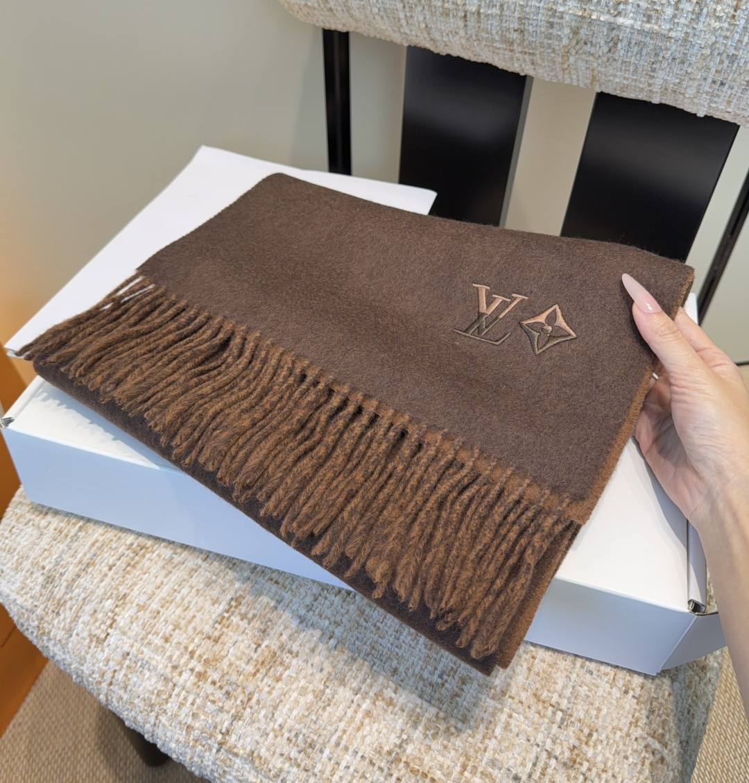 LV scarf