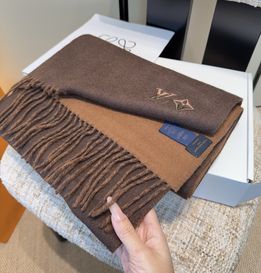 LV scarf