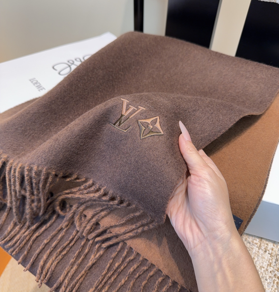 LV scarf