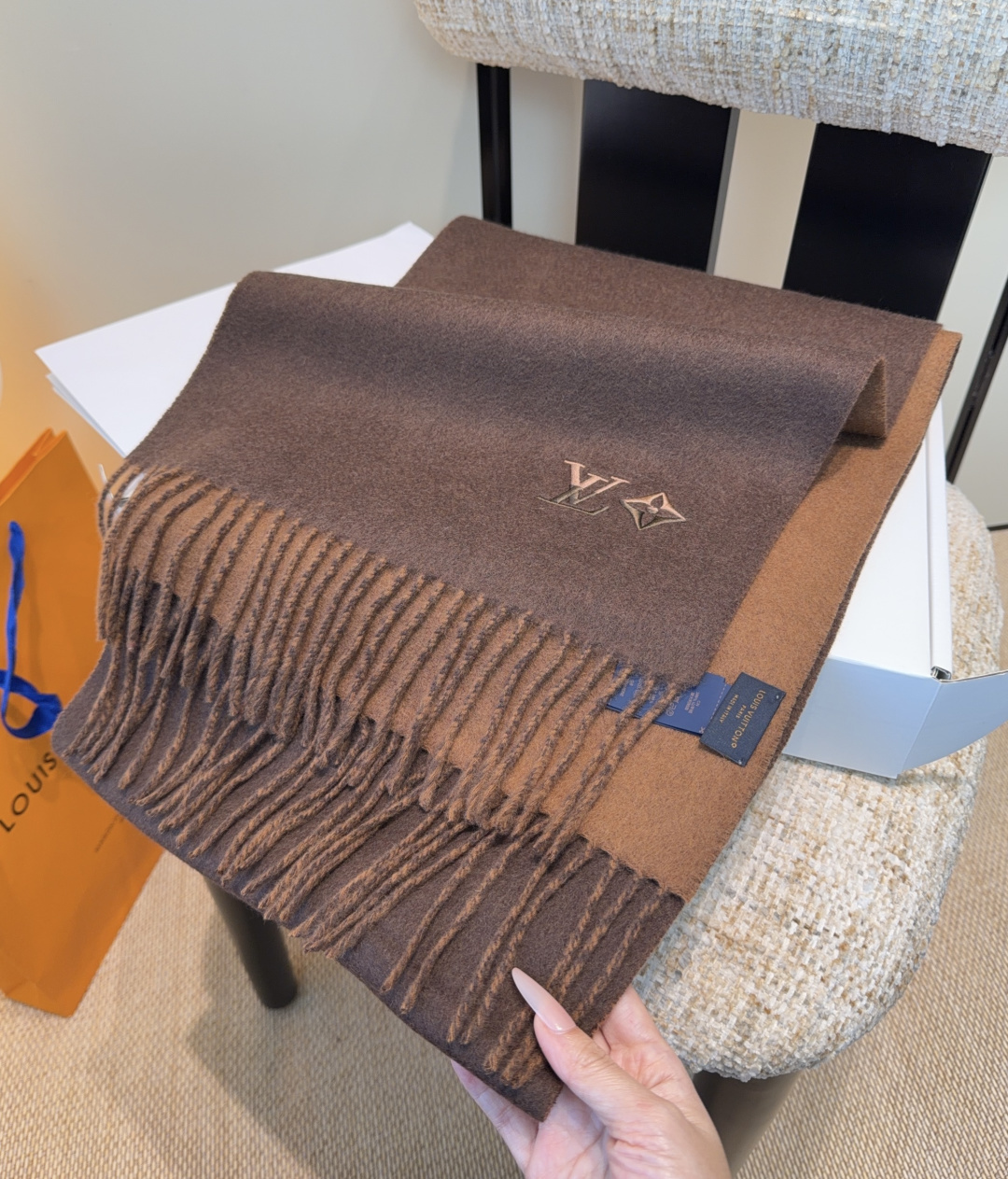 LV scarf