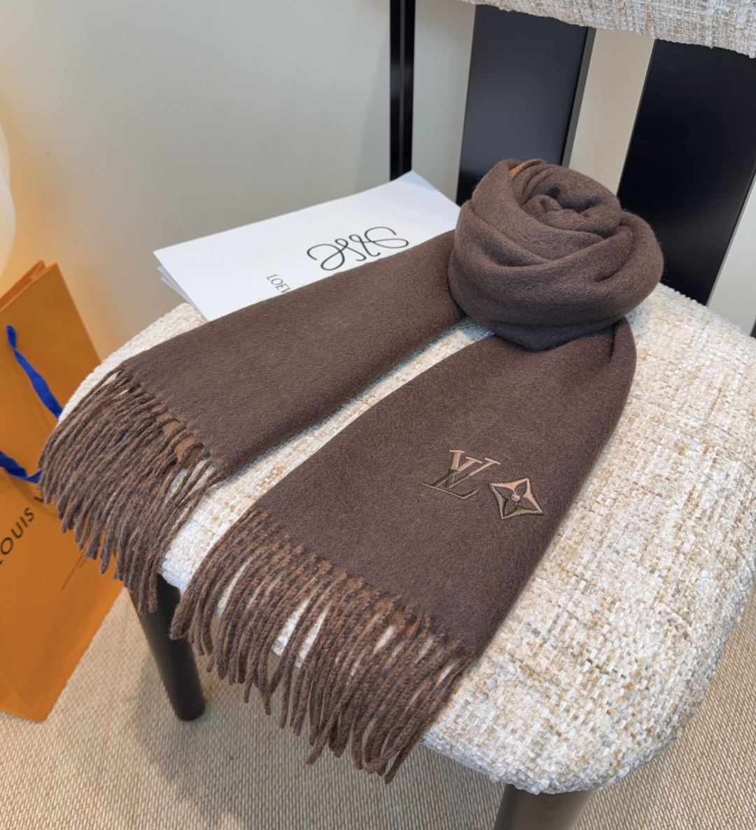 LV scarf