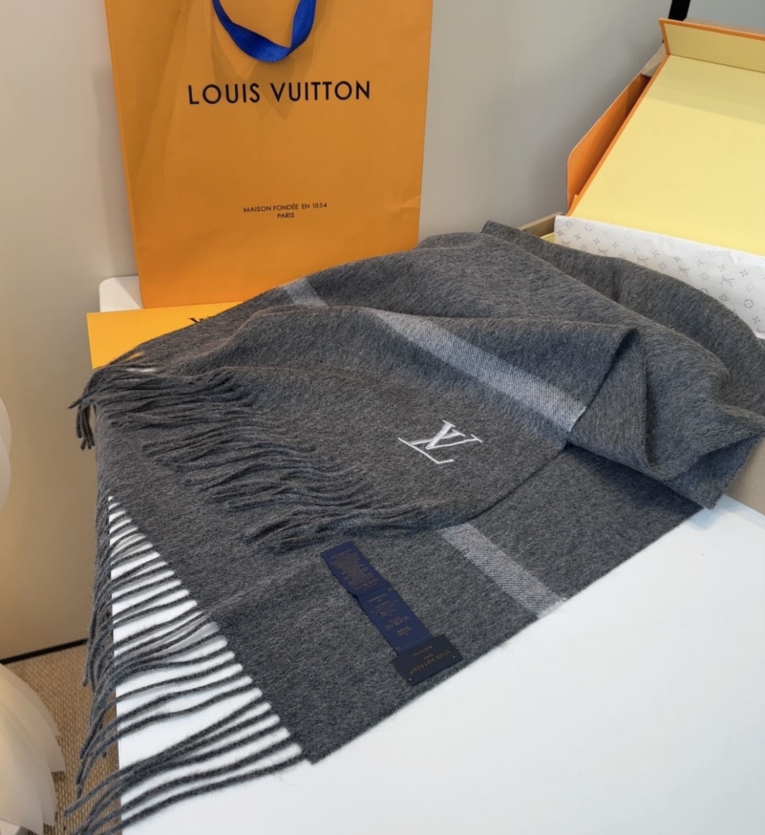 LV scarf