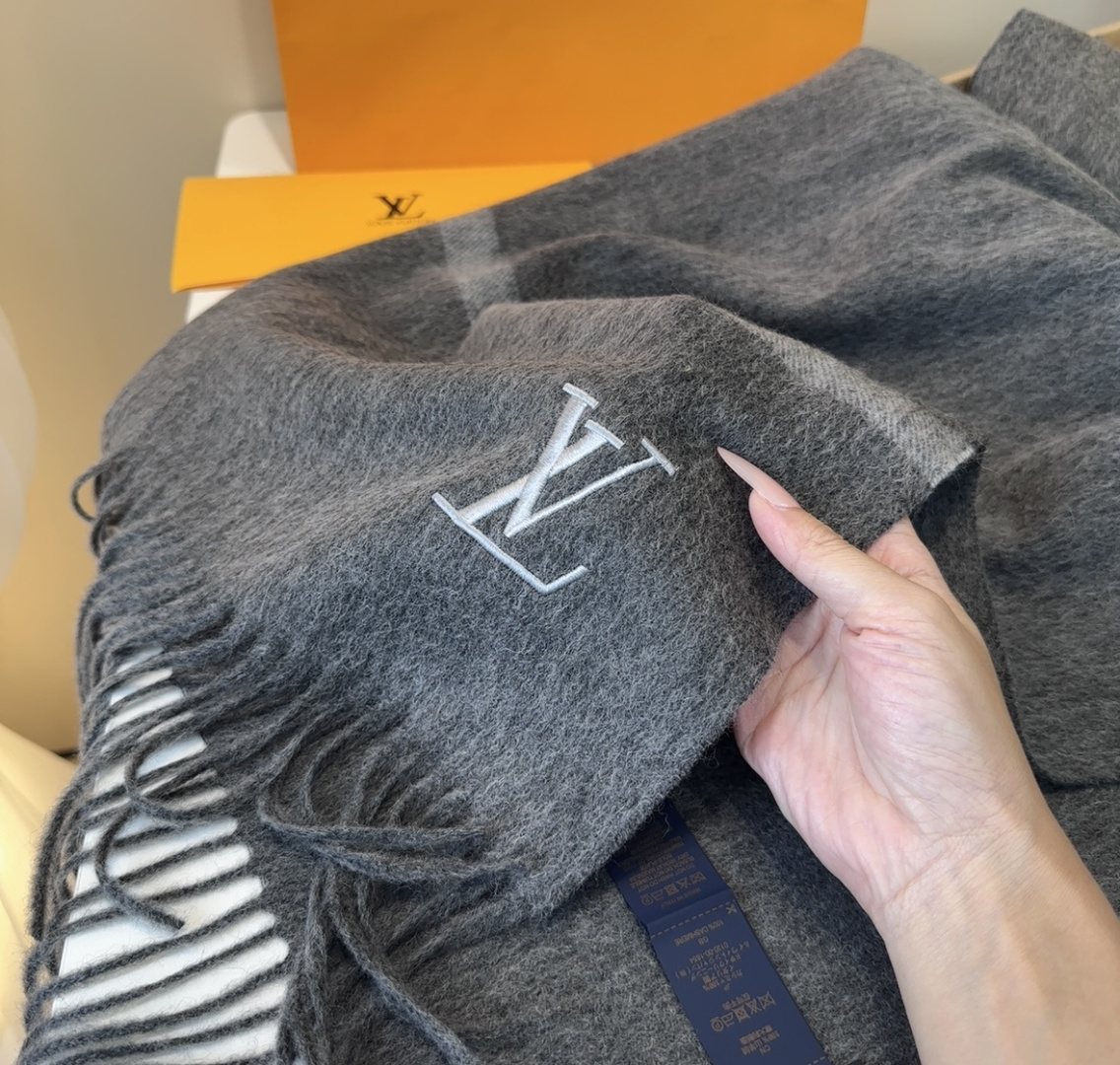 LV scarf