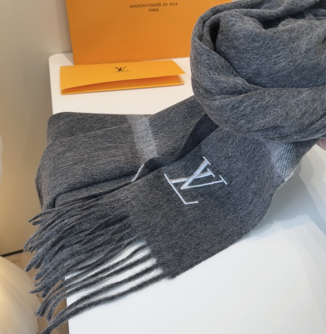 LV scarf