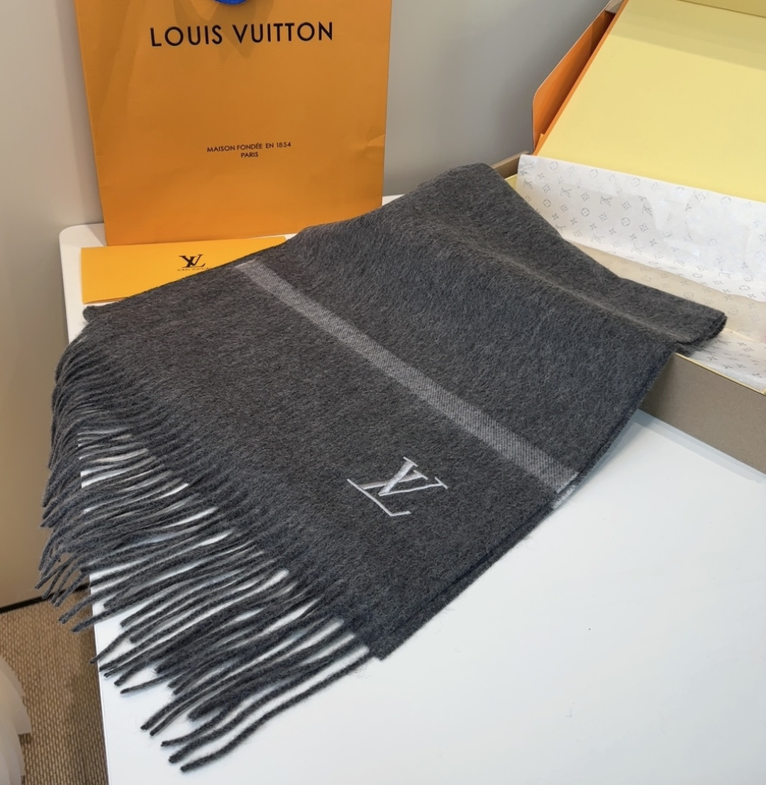 LV scarf