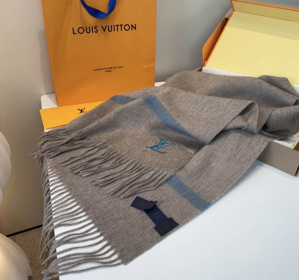 LV scarf