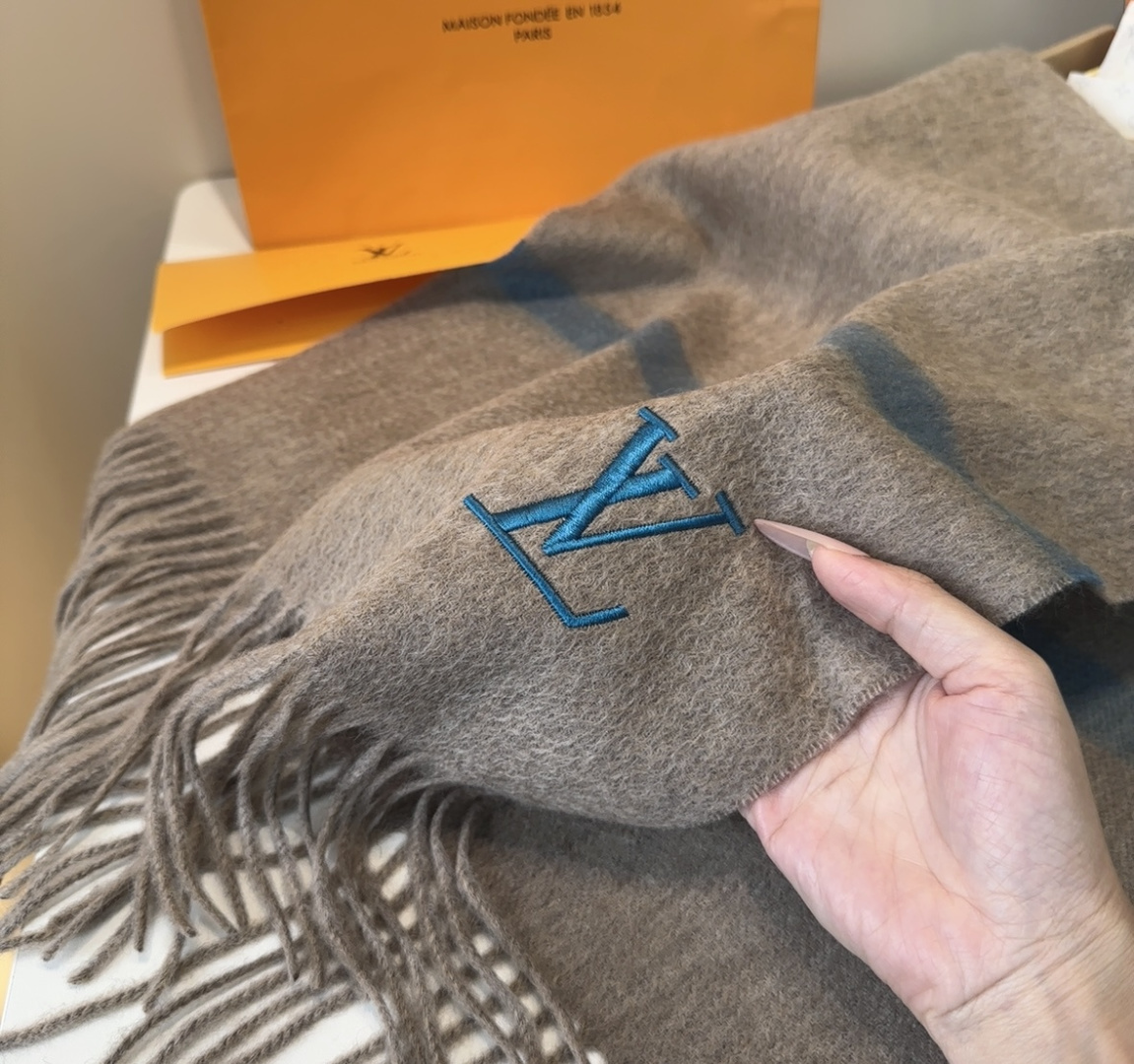 LV scarf