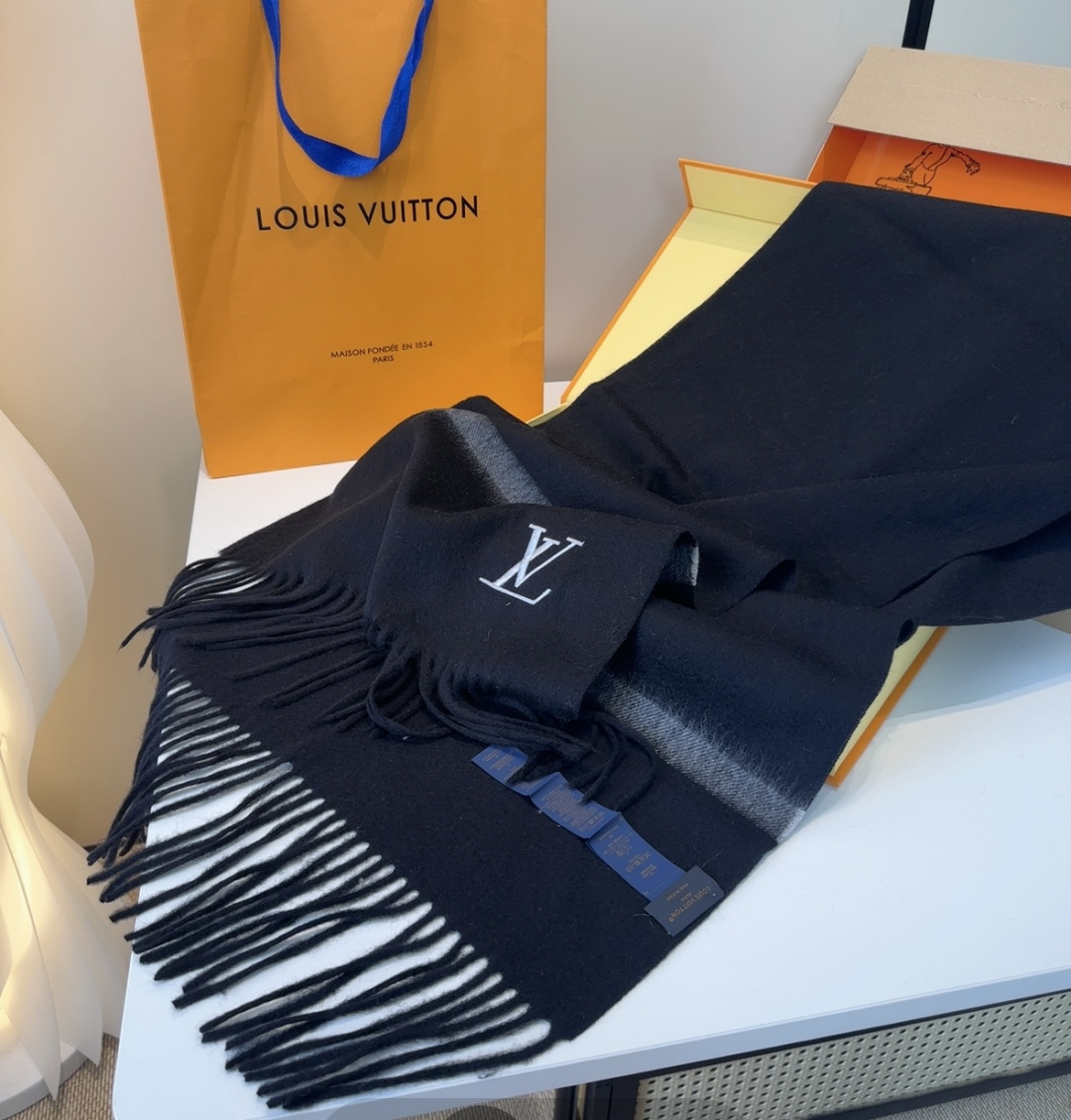 LV scarf