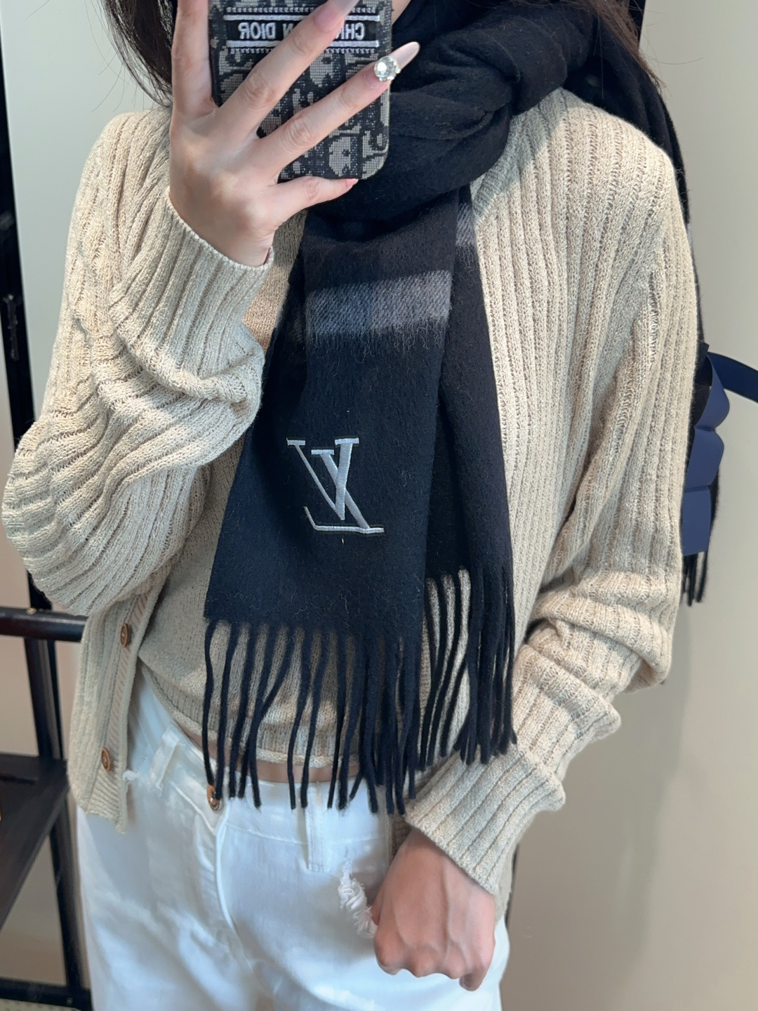 LV scarf