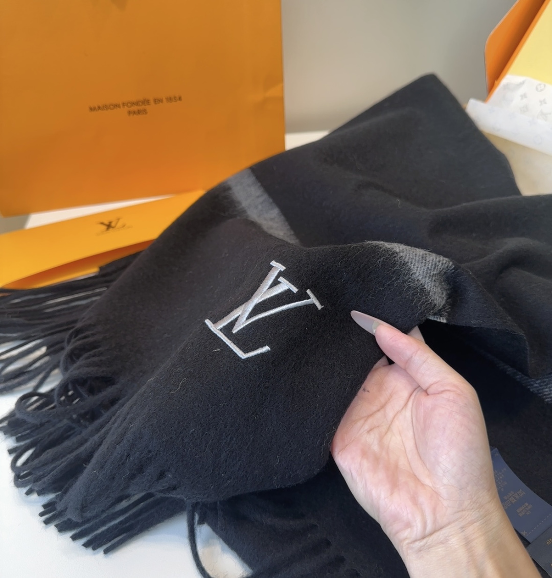 LV scarf