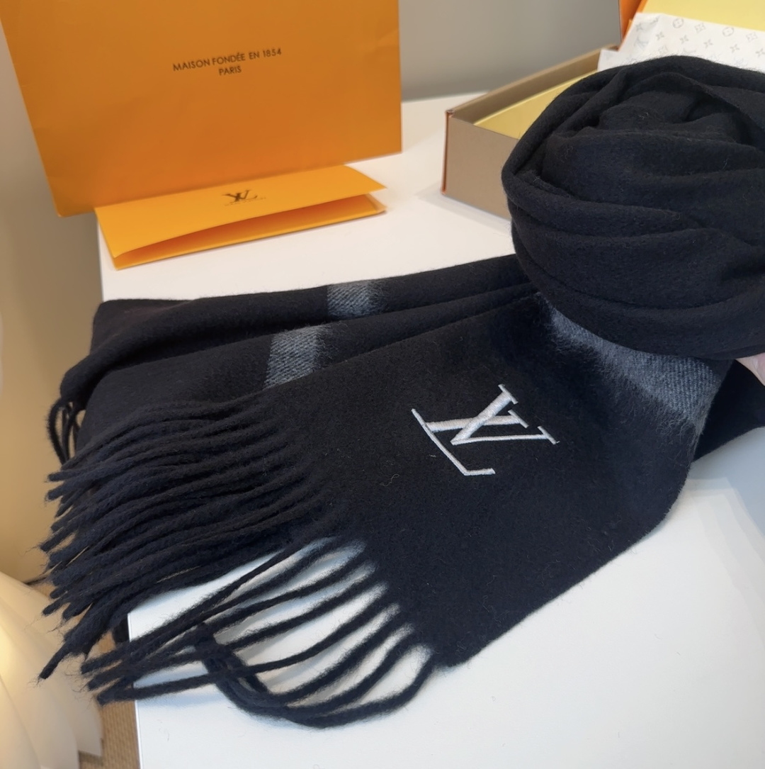 LV scarf
