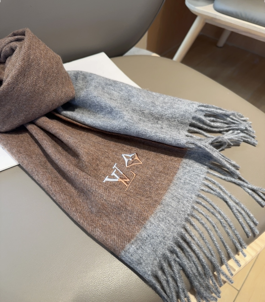 LV scarf