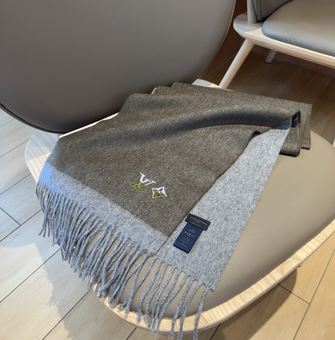 LV scarf