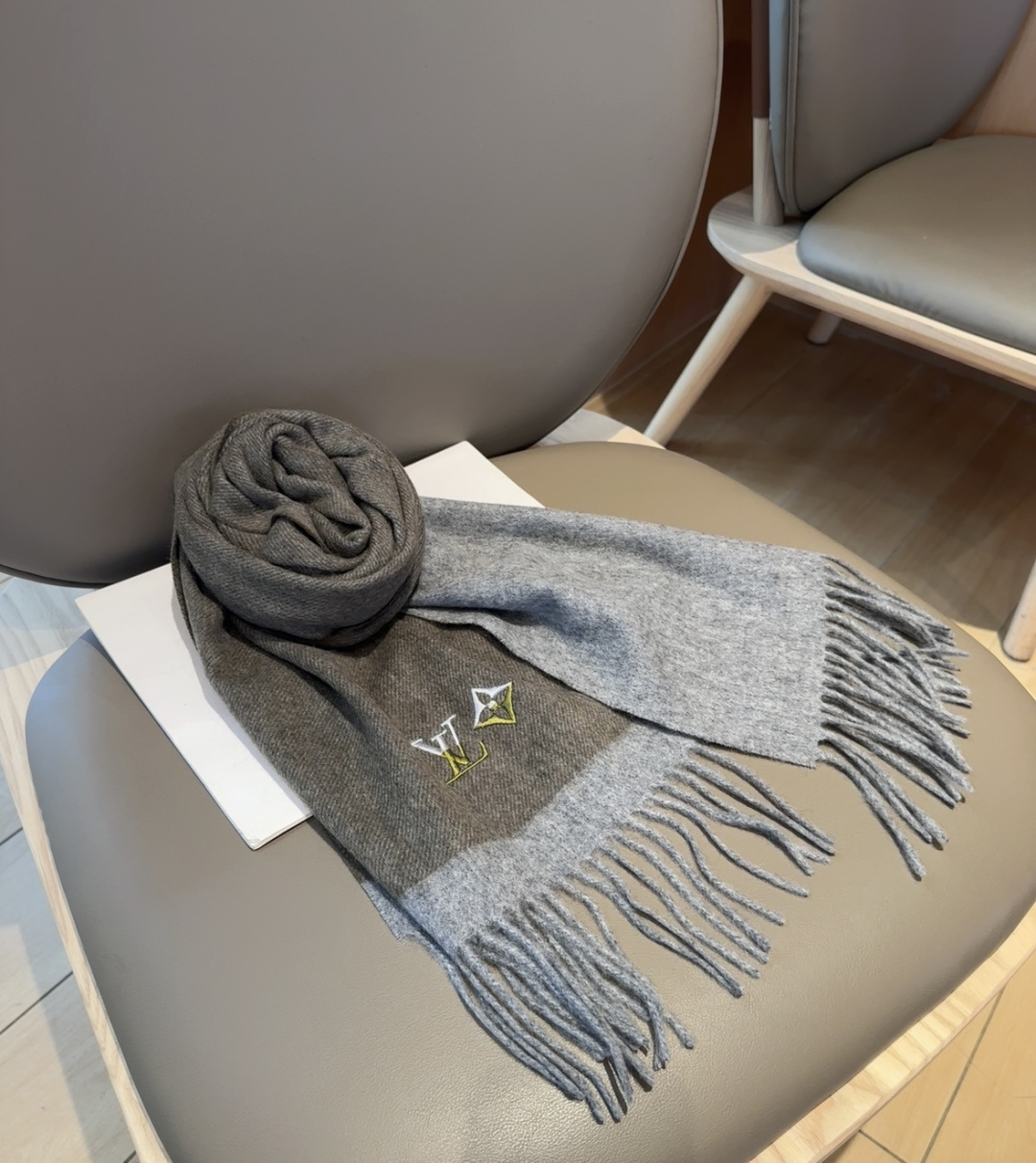 LV scarf