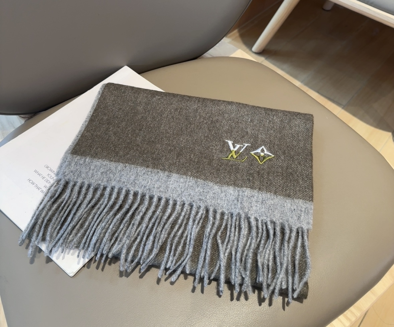 LV scarf
