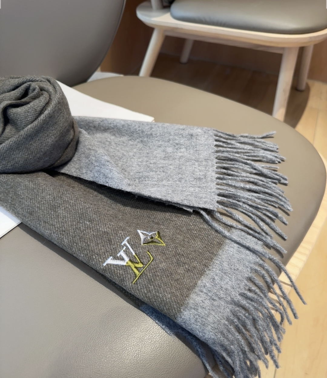 LV scarf