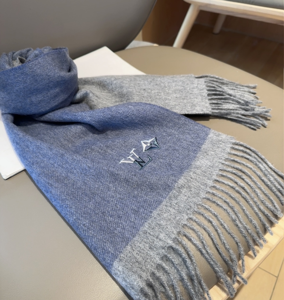 LV scarf