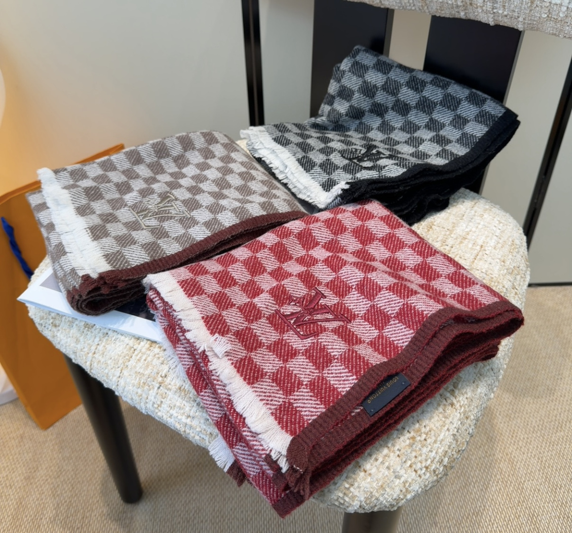 LV scarf