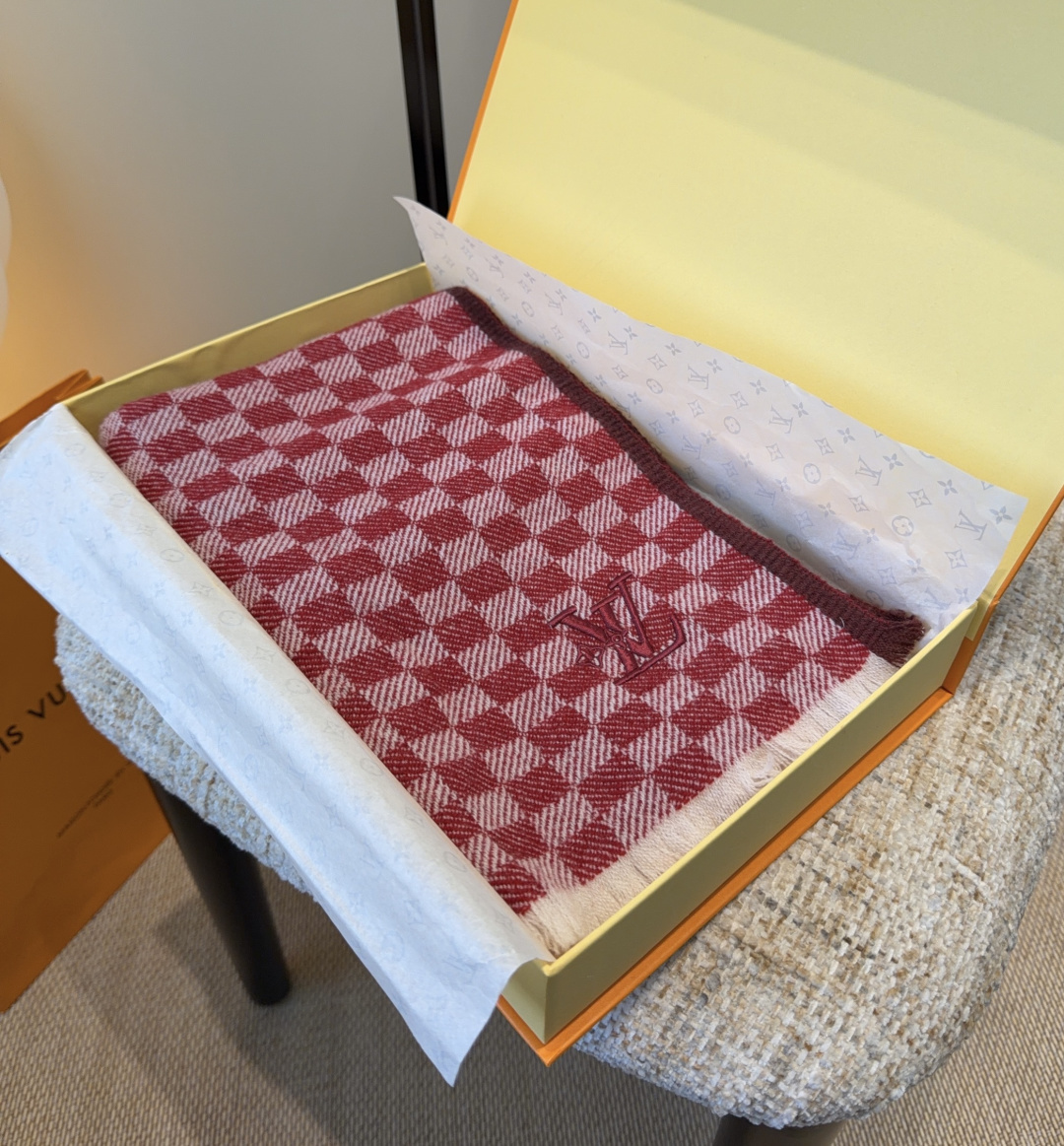 LV scarf