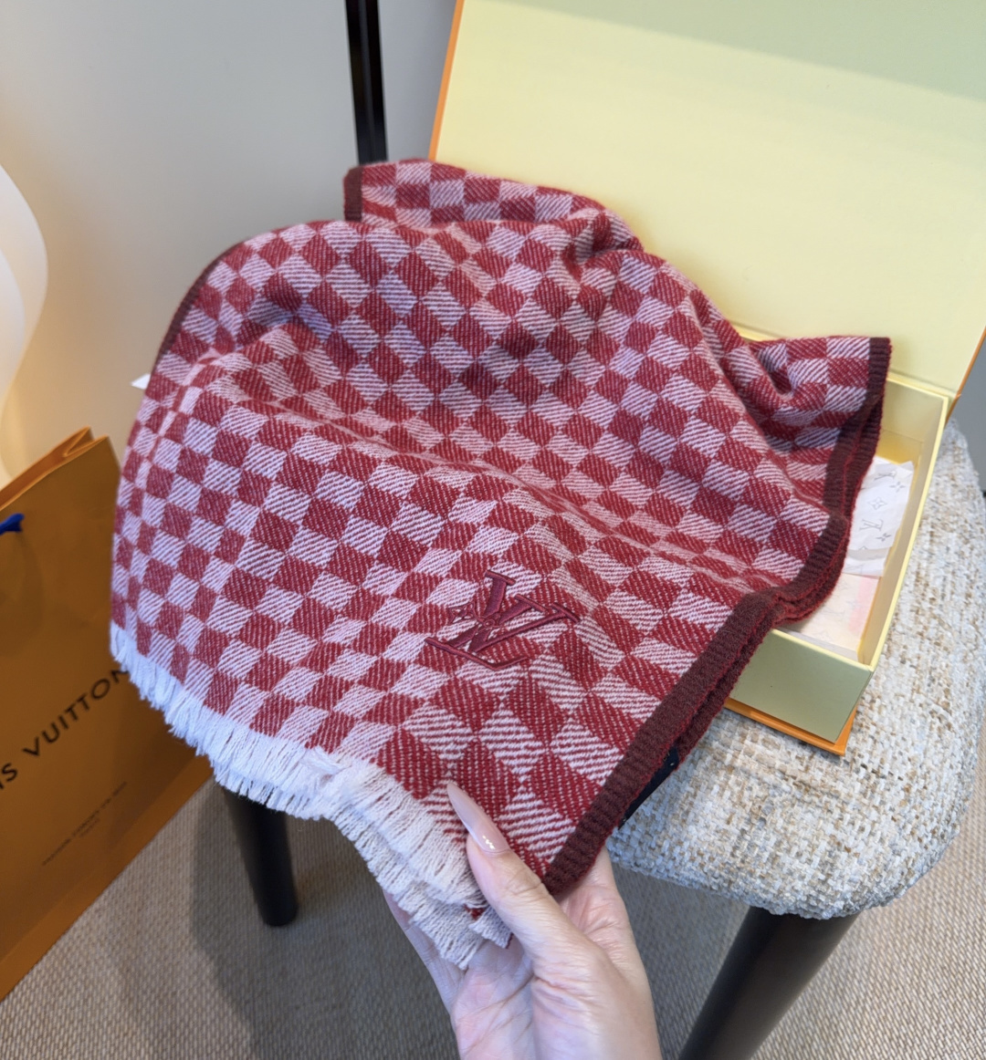 LV scarf