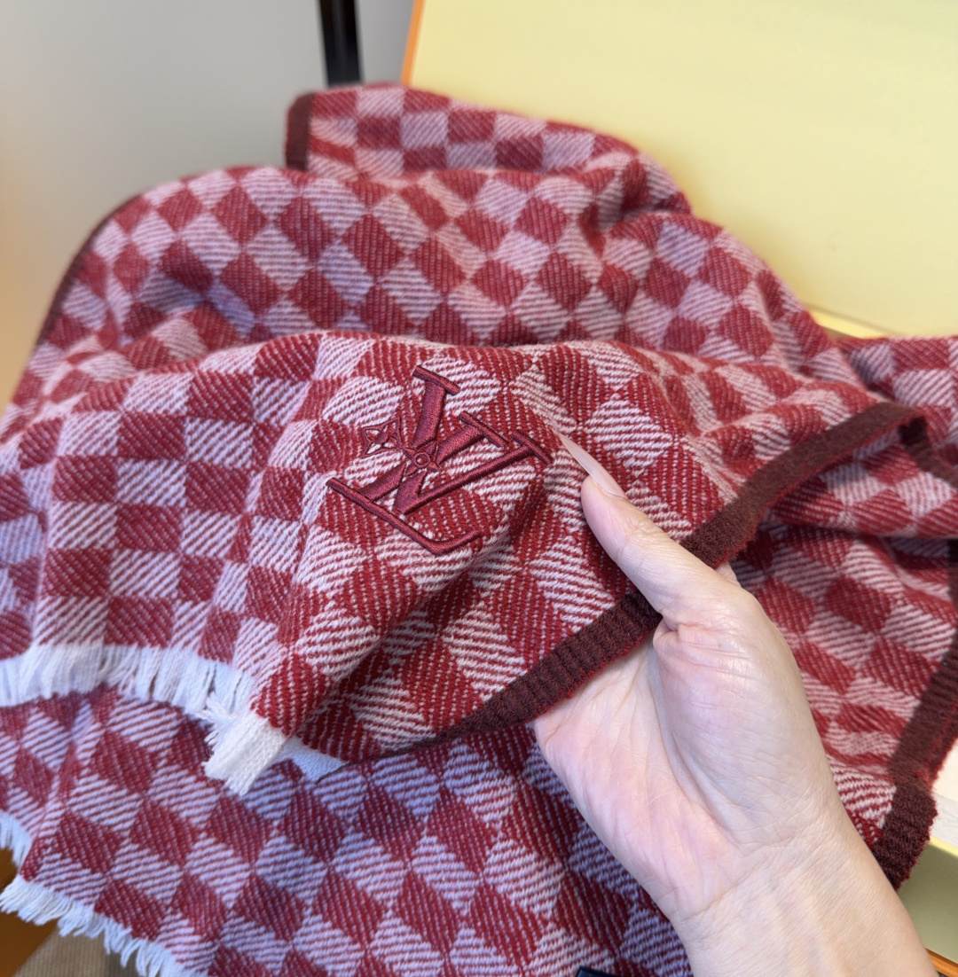 LV scarf