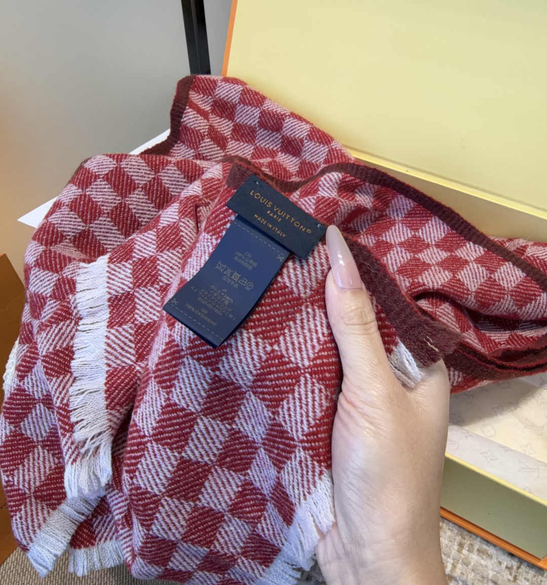 LV scarf