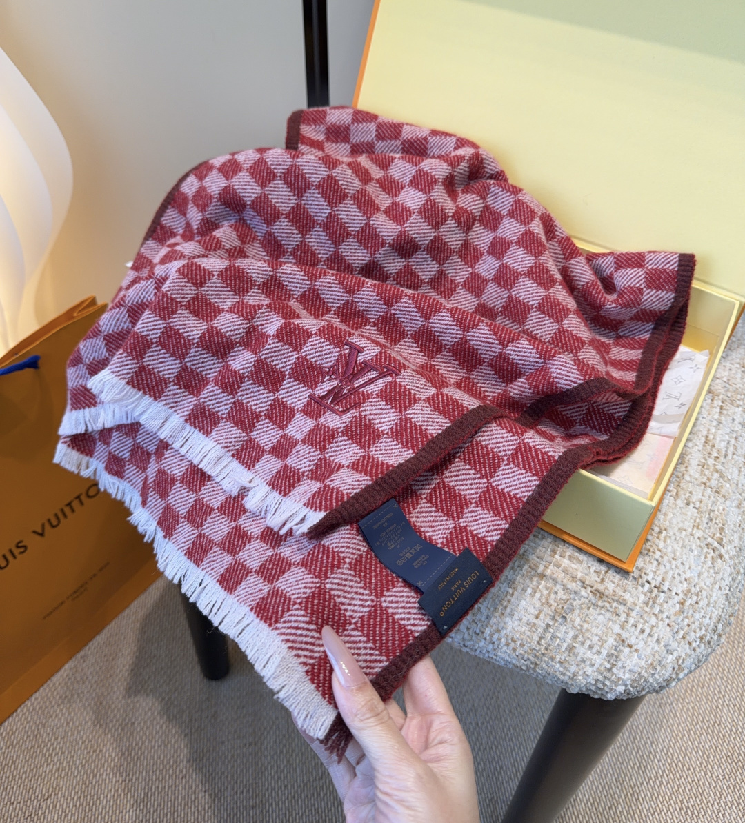 LV scarf