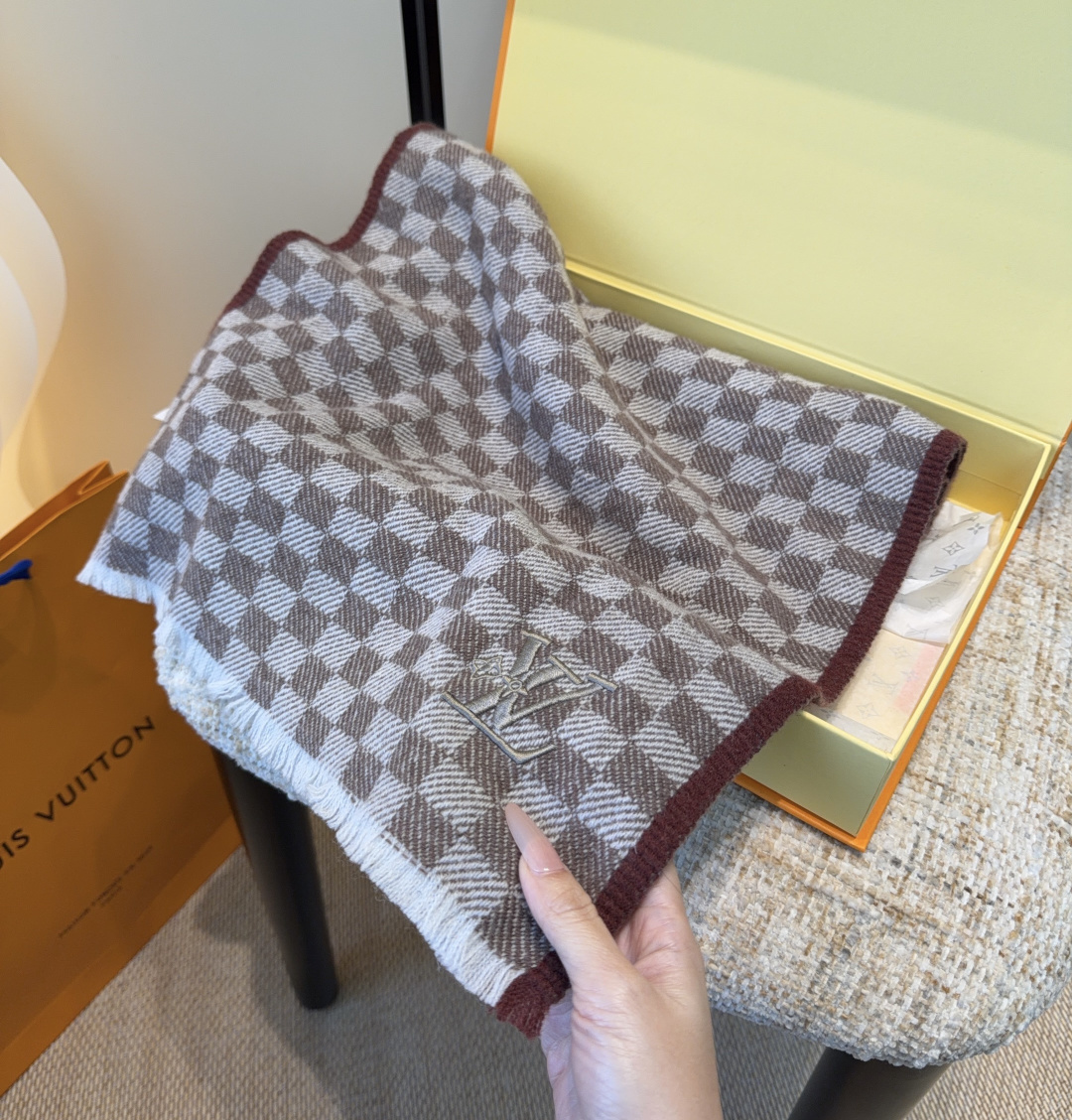 LV scarf