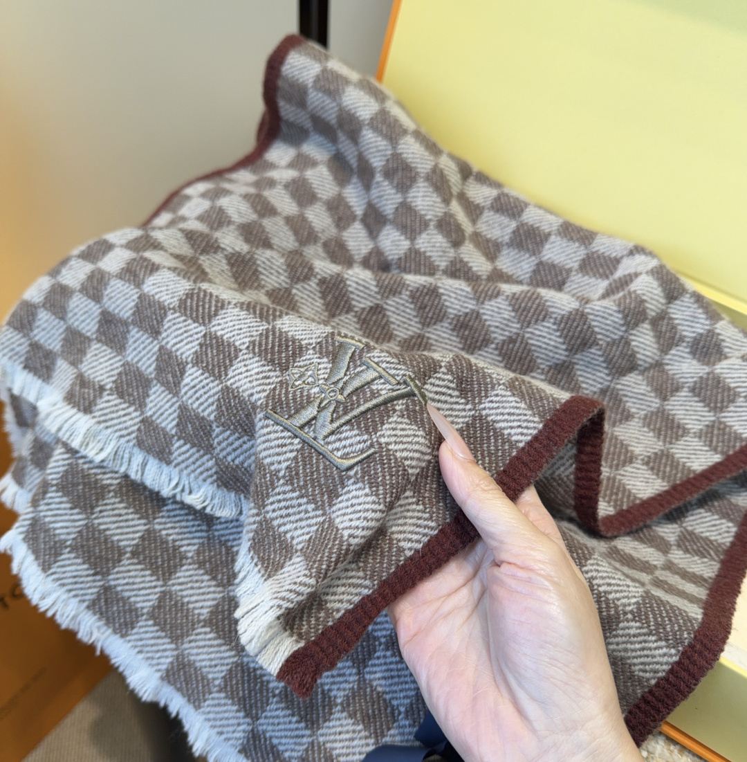 LV scarf