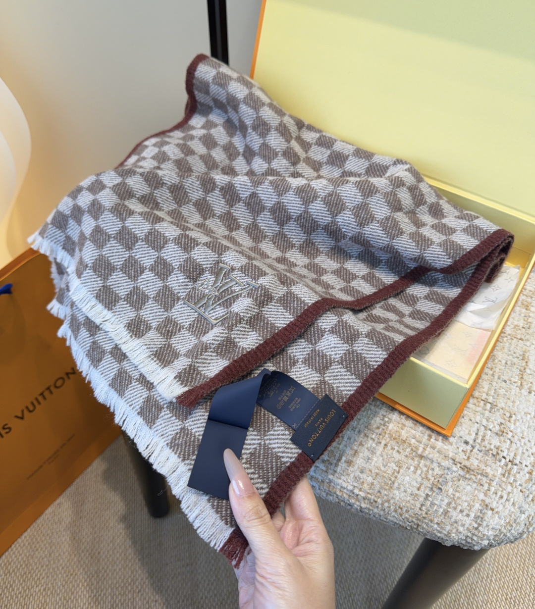 LV scarf