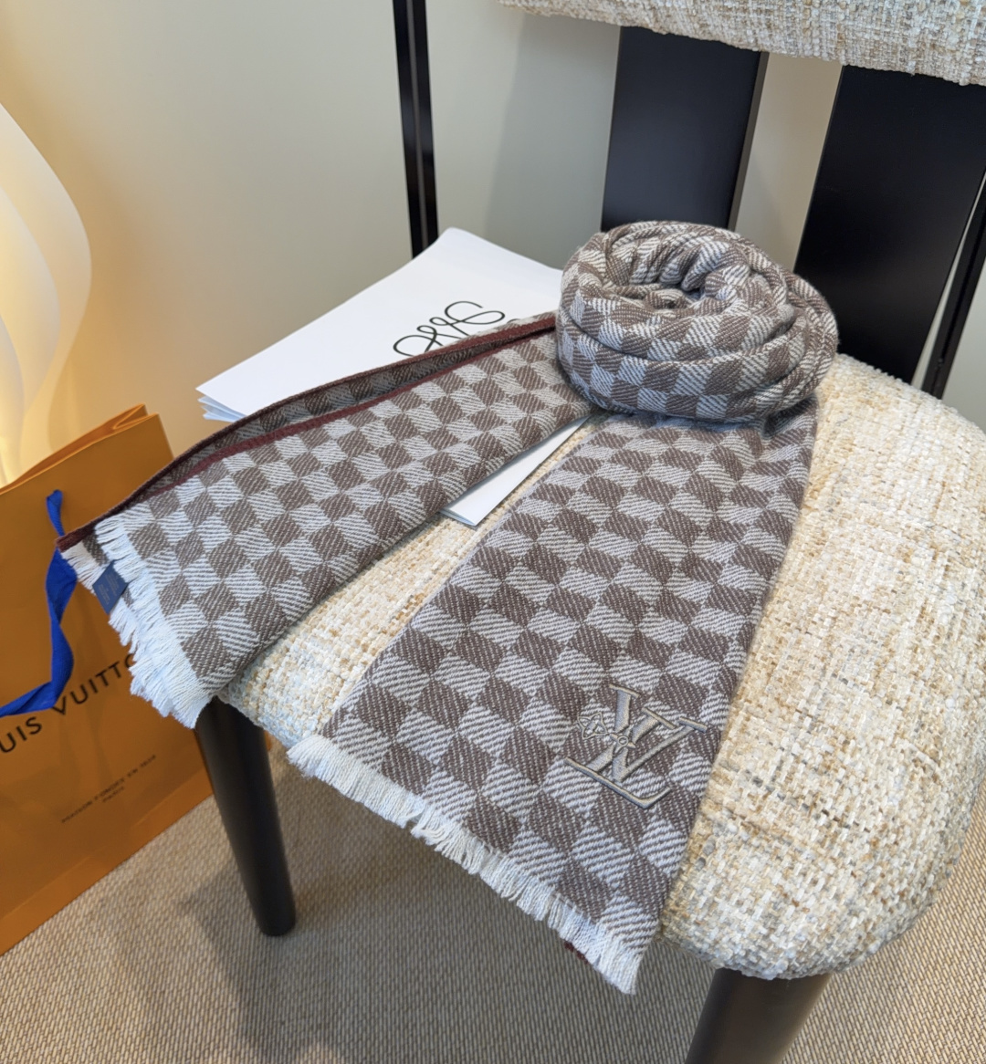 LV scarf