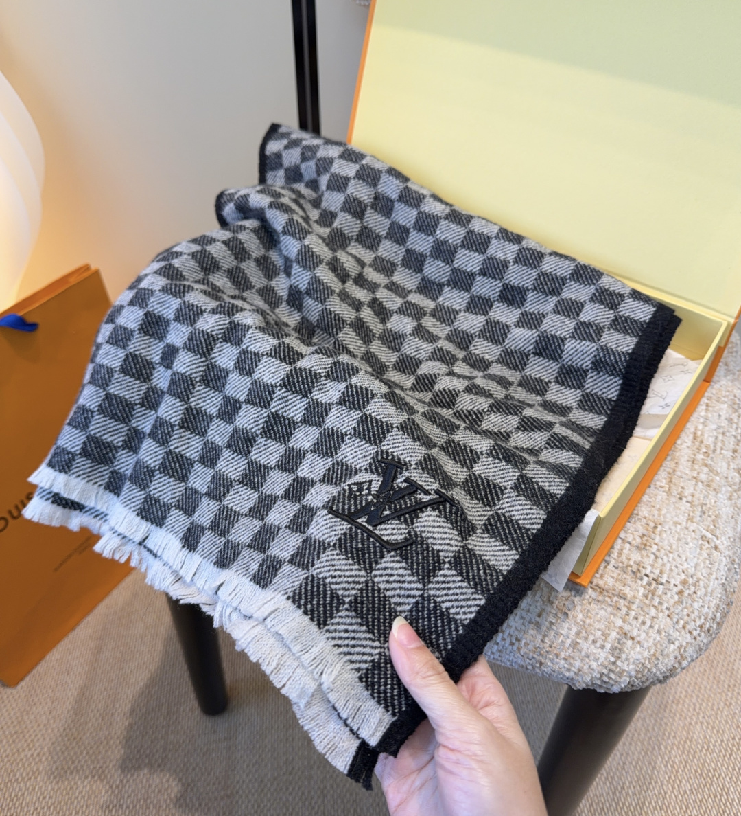 LV scarf