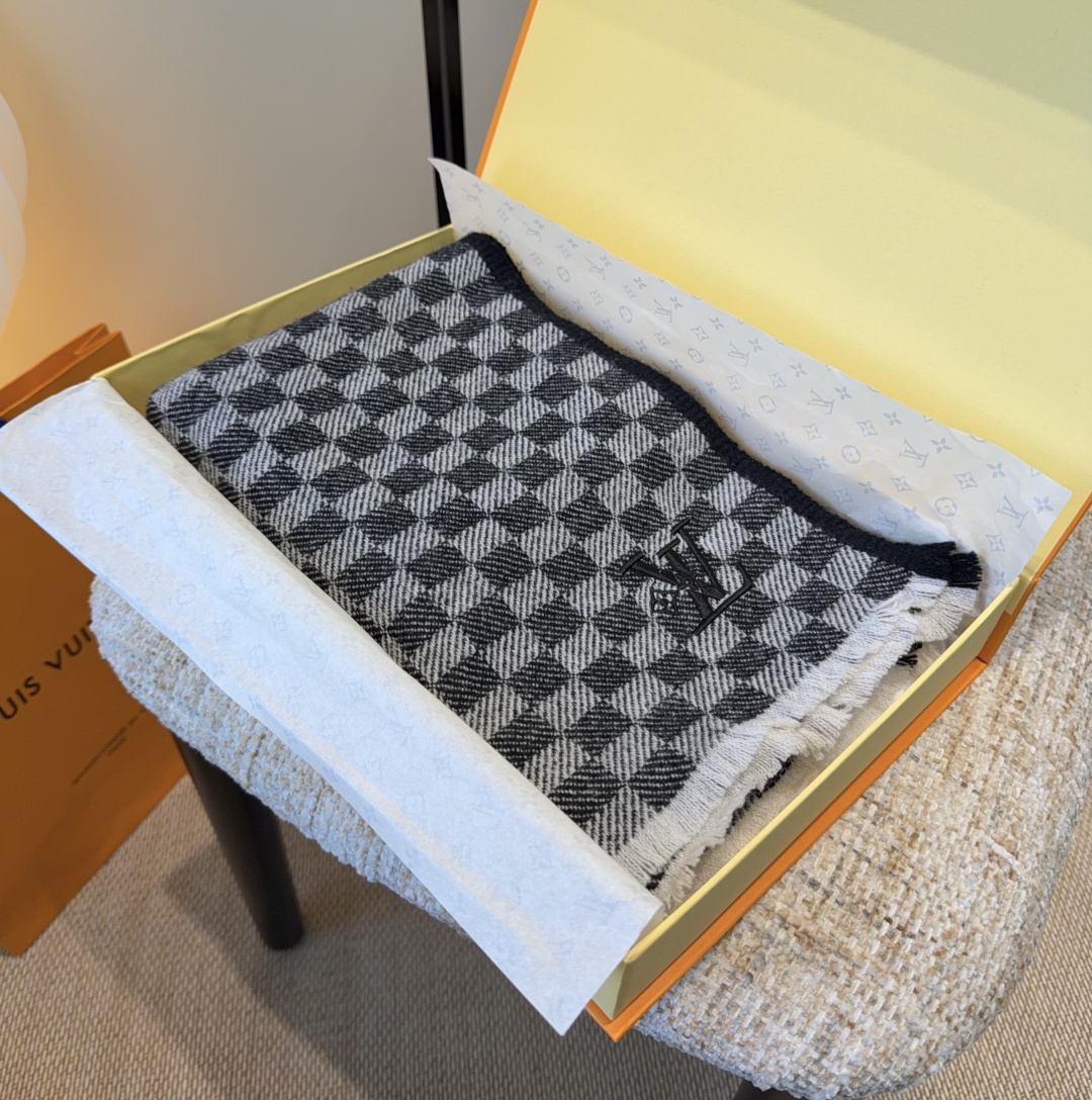 LV scarf