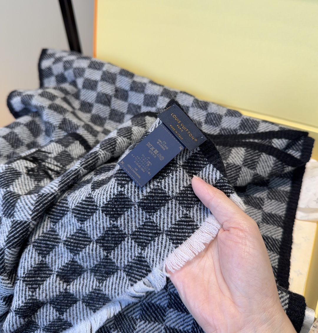 LV scarf