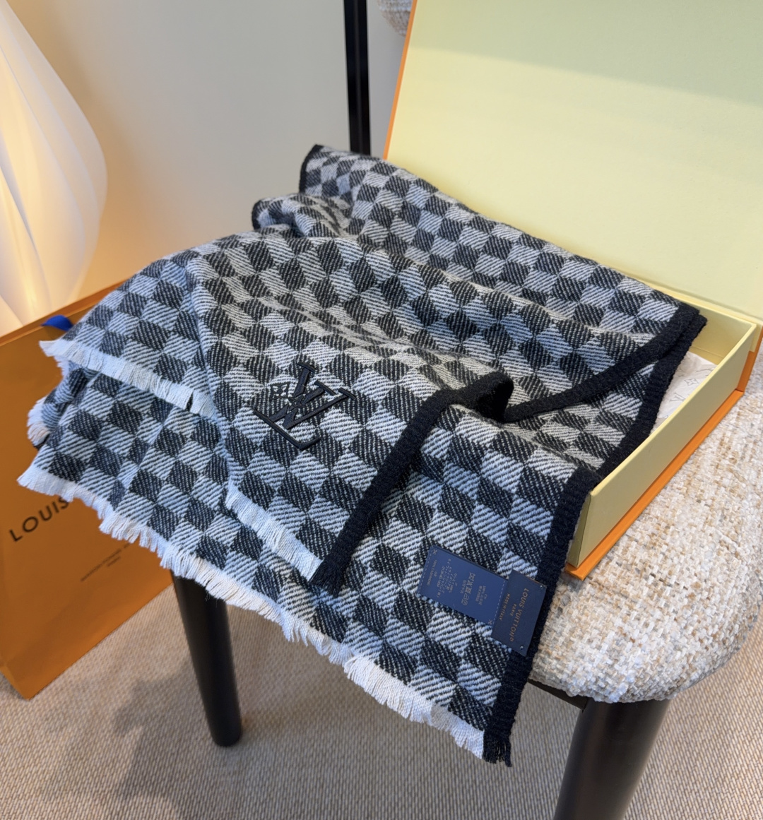 LV scarf