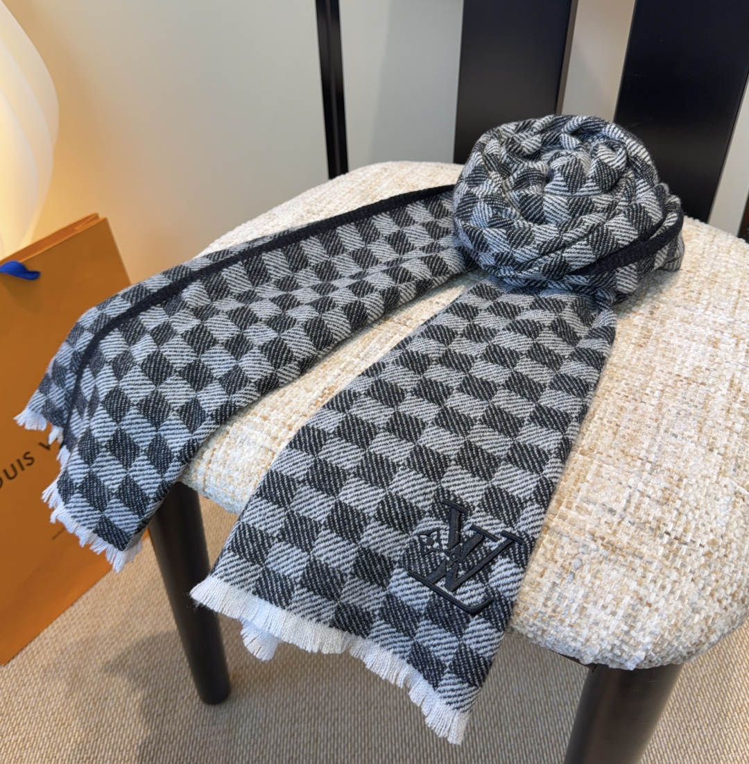 LV scarf