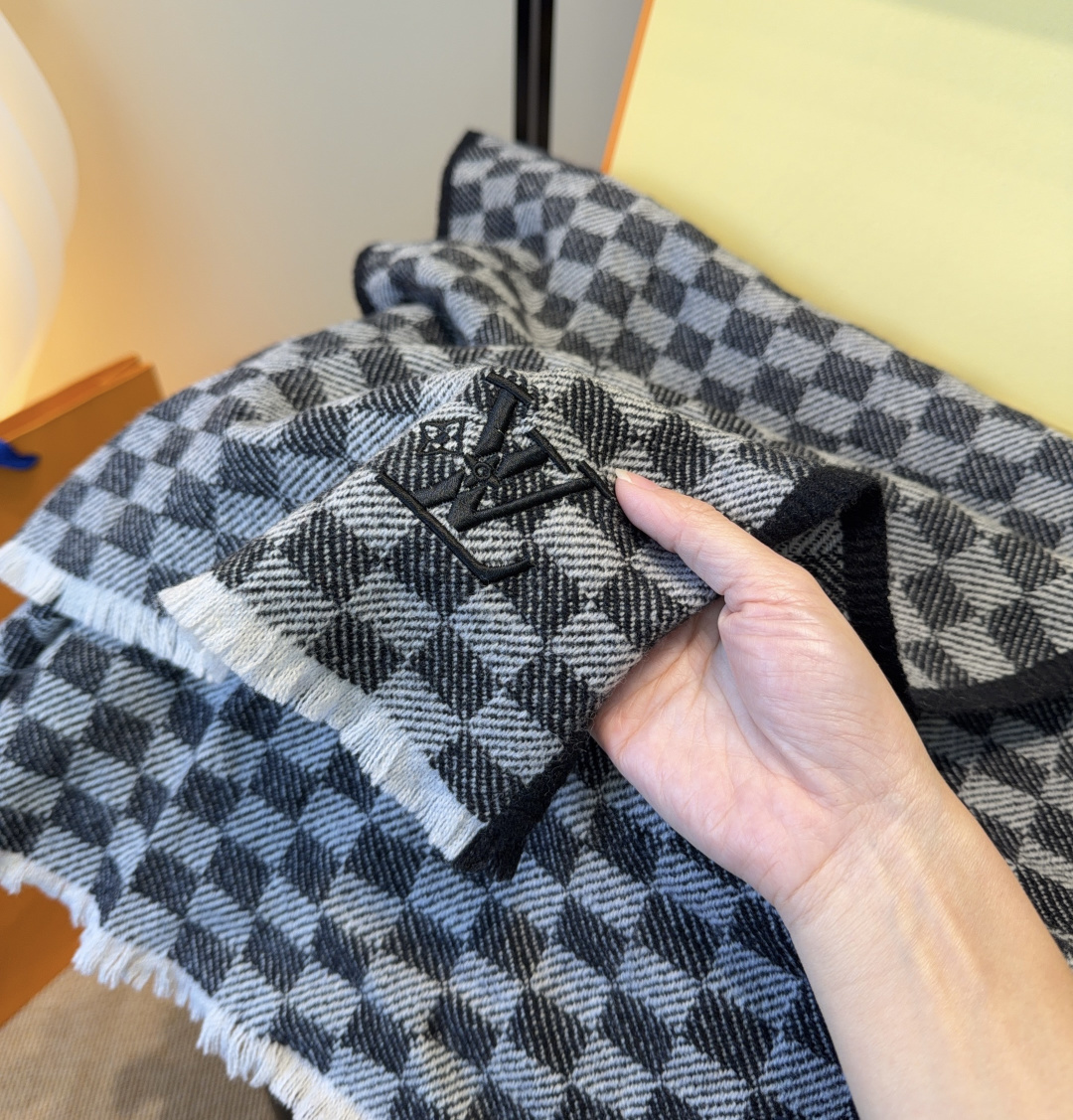 LV scarf