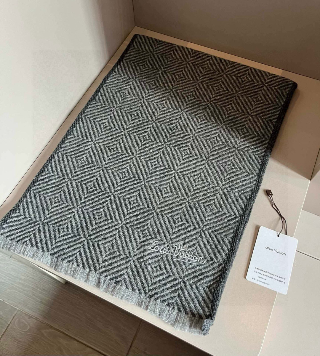 LV scarf