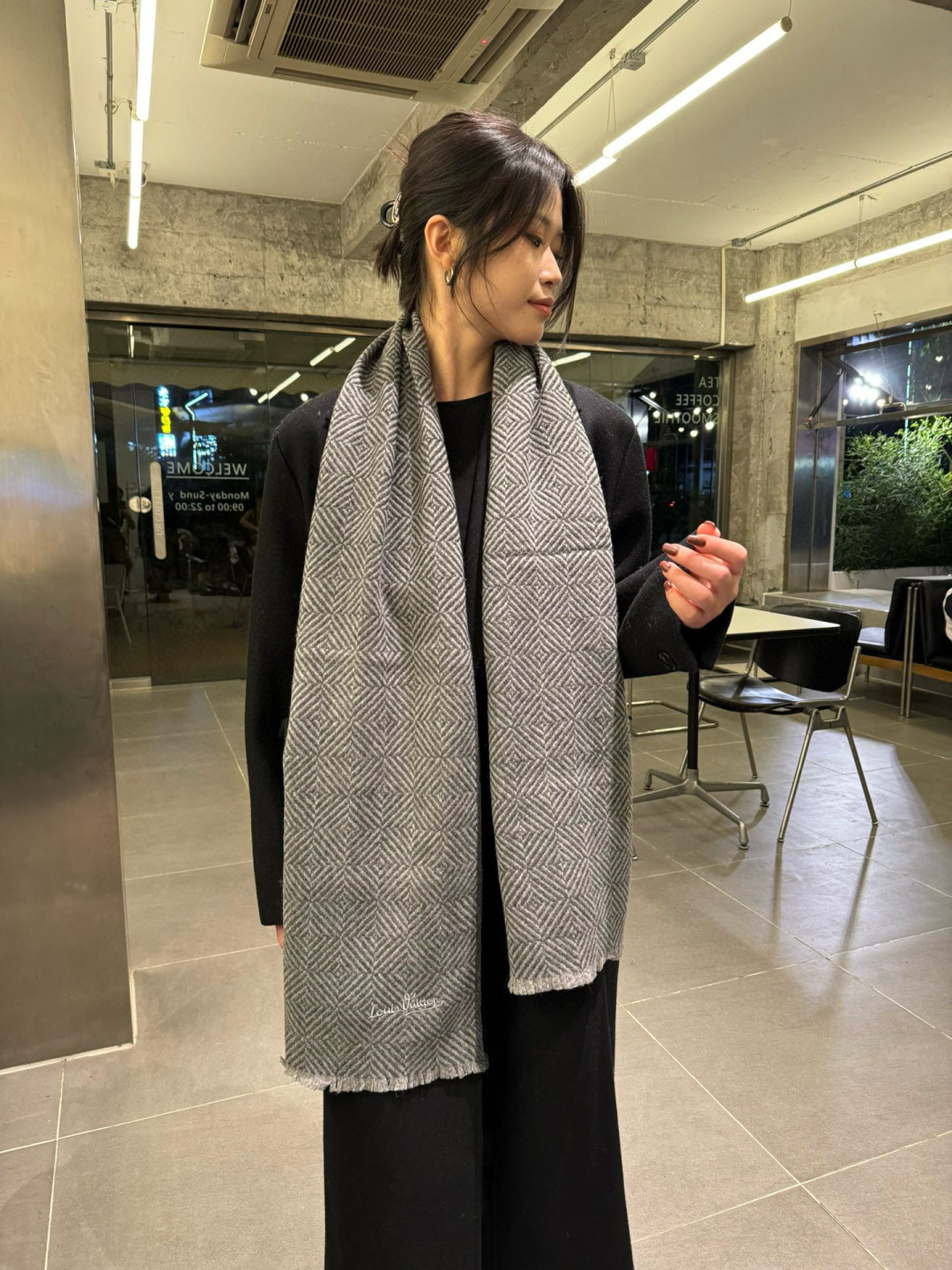 LV scarf